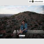 Ebru Ceylan Instagram - #Repost @ankarakitabi @ulsbgraldmr ・・・ Memur olabilmek için sadece iyi bir komşunun ya da bir tanıdığın yeterli olduğu yıllar. Ulus’tan taksitle alınmış takım elbiselerin içine girer girmez devletin memuru oluvermiş, çoğu, zamanının bağrı açık, yumurta topuk ‘Angara’ delikanlıları, mahallenin oğlanları, okumuş eli yüzü düzgün kızları… Devlet, üzerimize örtülen yumuşacık bir yorgan gibi, özünde şefkatli ama mesafeli bir baba gibi, kutsal bir görev, ya da hem minnet duyup hem korktuğumuz bir alacaklı gibi kucaklardı hepimizi. Benim için Ankara ilk bunlar demekti. Ankara, değil kısacık bir anda, tüm hayatım boyunca bir araya getiremediğim, bölük pörçük, kırık dökük, hayal meyal canlanan hüzünlü imgelerden ibaretti. Bunu, olsa olsa, en iyi, bir şiir tarif ederdi. Cemal Süreya’nın dediği gibi “Tutulmamak üzere verilmiş bir söz gibi”, ya da beklenmedik anlarda içinden geçiveren trenler gibi, insanı umutlu hayallere sürüklerdi. Nitekim bu trenlerin ardından bakakalan benim gibi pek çok hayalperesti, zamanla sürgün etti, şair etti, sanata, edebiyata ve sinemaya tabiri caizse mahkum etti. Zira sanatın da asıl marifeti, görüneni anlatmaktan çok, görünmeyeni sezdirmekti. Bir bozkır akşamı serinliğinin tanımlanamaz tedirginliği gibi. Ebru Ceylan - “Kar ve Kömür Kokusu” 📷 Ebru Ceylan (@ebruceylan) ————————————————— ah o zamanlar: Sanatçıların Ankara’sı'nı Kobo’dan e-kitap formatında satın alabilirsiniz. Bağlantıya profilden ulaşabilirsiniz… 100'ü aşkın sanatçı, yazar ve aydının Ankara'ya dair, anı, görüş ve izlenimlerini içeren, 400'ü aşkın fotoğrafın yer aldığı ah o zamanlar: Sanatçıların Ankara'sı, Pinhan Yayıncılık etiketiyle e-kitap olarak satışta.