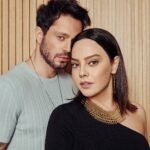 Ebru Gündeş Instagram - Her zaman söylediğim gibi bütün başarılar müthiş bir ekiple sağlanır ve ben böyle bir ekibe sahip olduğum için çok şanslı olanlardanım… Bu single da ise; Çocukluğundan, daha doğrusu çocukluğumuzdan 😂 beri her zaman yanı başımızda olan bir yetenekle çalışmanın mutluluğu var😉 Efsane kapak fotolarımız @halilguzel objektifinden! Backstage resimlerimiz ise yeni ama çok başarılı @sekergokhann ‘den. İki hünerli el; Makyajım @barissahiin , saçlarım @ozgurbasboyuk 🙏🏼 Seçtikleri ve hazırladıkları kostümlerle beni ve işimizi en doğru şekilde yansıtmaya çalışan @deryablkn ve @yukselozgur iyi ki varsınız ... Olmazsa olmazlarım @ondersariahmet @berkerakca @promomedya ! ‘Gizli’ kahramanlarım @gizlimedya @serdarsaglam @tturgutyilmaz ve en büyük emekçilerim #Bluemusic ekibi! Son olarak tabi ki siz dinleyenlerimiz ve sevgili EGFC ... Bizlere, yaptığımız işimize, ürettiğimiz ve emek verdiğimiz her şeye duyduğunuz saygı ve kattığınız değer için sonsuz teşekkürler!