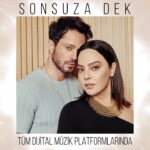 Ebru Gündeş Instagram - Ve nihayet bir kez daha buluştuk sizlerle… İçimizin içimize sığmadığı, çok keyifli ve hummalı bir çalışma sürecinden sonra karşınızdayız. İkili çalışmaları yürütmek zordur ama yanınızdaki @muratboz olunca zorluklar ortadan kayboluyor. Bu sebeple önce, benimle hem güzel yüreğini, hem sesini paylaşan canım arkadaşıma; sonrasında bu özel şarkısını bize emanet eden @nezihucler ‘e, Nezih’in şarkısını duyguları ve mühendisliğiyle oya gibi işleyen @mustafaceceli ‘ye, keyifli bir klibi hızla çeken yönetmenimiz :) @gulsenaybaba ‘ya ve bu işe emek veren kocaman ekiplerimize sonsuz teşekkür ediyorum... Hepiniz iyi ki varsınız. Artık bu şarkı ‘Sonsuza Dek’ sizlere emanet…