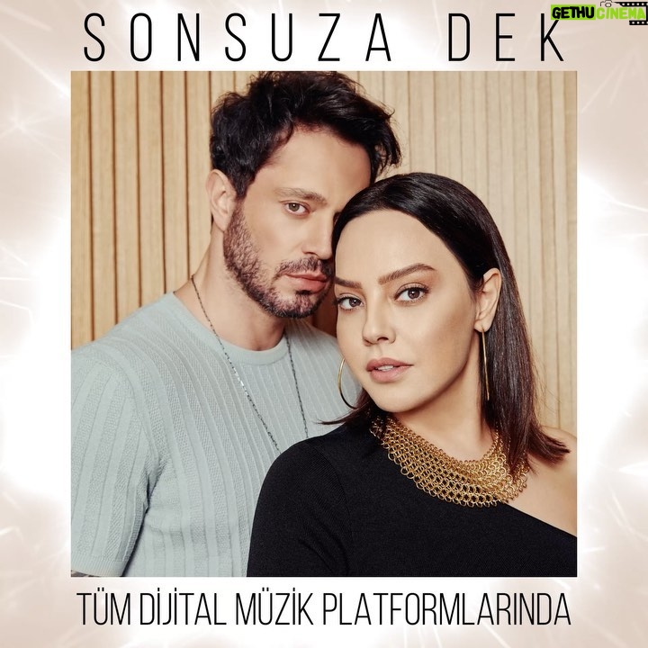 Ebru Gündeş Instagram - Ve nihayet bir kez daha buluştuk sizlerle… İçimizin içimize sığmadığı, çok keyifli ve hummalı bir çalışma sürecinden sonra karşınızdayız. İkili çalışmaları yürütmek zordur ama yanınızdaki @muratboz olunca zorluklar ortadan kayboluyor. Bu sebeple önce, benimle hem güzel yüreğini, hem sesini paylaşan canım arkadaşıma; sonrasında bu özel şarkısını bize emanet eden @nezihucler ‘e, Nezih’in şarkısını duyguları ve mühendisliğiyle oya gibi işleyen @mustafaceceli ‘ye, keyifli bir klibi hızla çeken yönetmenimiz :) @gulsenaybaba ‘ya ve bu işe emek veren kocaman ekiplerimize sonsuz teşekkür ediyorum... Hepiniz iyi ki varsınız. Artık bu şarkı ‘Sonsuza Dek’ sizlere emanet…