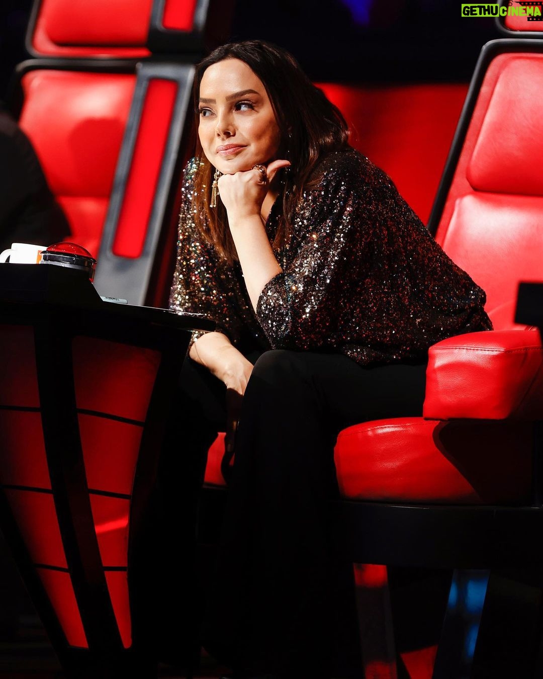 Ebru Gündeş Instagram - Yarı final heyecanı ✌🏻Katılan bütün yarışmacılarımıza sonsuz teşekkür ediyorum… Hepiniz harikaydınız 🙏🏻 #osestürkiye @osesturkiye @tv8