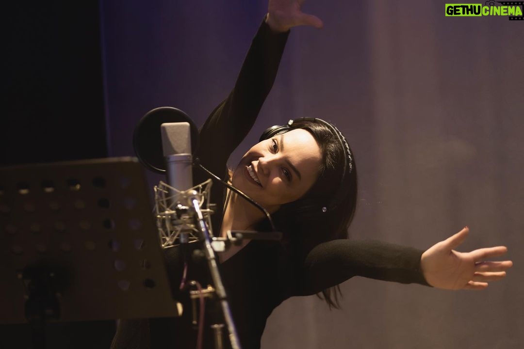 Ebru Gündeş Instagram - Stüdyodan sevgiler 🎤
