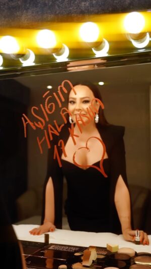 Ebru Gündeş Instagram - “ Aşığım Hala “ 
17 Kasım’da 🙏🏻