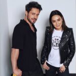 Ebru Gündeş Instagram - Her zaman söylediğim gibi bütün başarılar müthiş bir ekiple sağlanır ve ben böyle bir ekibe sahip olduğum için çok şanslı olanlardanım… Bu single da ise; Çocukluğundan, daha doğrusu çocukluğumuzdan 😂 beri her zaman yanı başımızda olan bir yetenekle çalışmanın mutluluğu var😉 Efsane kapak fotolarımız @halilguzel objektifinden! Backstage resimlerimiz ise yeni ama çok başarılı @sekergokhann ‘den. İki hünerli el; Makyajım @barissahiin , saçlarım @ozgurbasboyuk 🙏🏼 Seçtikleri ve hazırladıkları kostümlerle beni ve işimizi en doğru şekilde yansıtmaya çalışan @deryablkn ve @yukselozgur iyi ki varsınız ... Olmazsa olmazlarım @ondersariahmet @berkerakca @promomedya ! ‘Gizli’ kahramanlarım @gizlimedya @serdarsaglam @tturgutyilmaz ve en büyük emekçilerim #Bluemusic ekibi! Son olarak tabi ki siz dinleyenlerimiz ve sevgili EGFC ... Bizlere, yaptığımız işimize, ürettiğimiz ve emek verdiğimiz her şeye duyduğunuz saygı ve kattığınız değer için sonsuz teşekkürler!