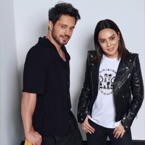 Ebru Gündeş Instagram - Her zaman söylediğim gibi bütün başarılar müthiş bir ekiple sağlanır ve ben böyle bir ekibe sahip olduğum için çok şanslı olanlardanım… 

Bu single da ise; Çocukluğundan, daha doğrusu çocukluğumuzdan 😂 beri her zaman yanı başımızda olan bir yetenekle çalışmanın mutluluğu var😉 Efsane kapak fotolarımız @halilguzel objektifinden!
 
Backstage resimlerimiz ise yeni ama çok başarılı @sekergokhann ‘den. İki hünerli el; Makyajım @barissahiin , saçlarım @ozgurbasboyuk 🙏🏼 Seçtikleri ve hazırladıkları kostümlerle beni ve işimizi en doğru şekilde yansıtmaya çalışan @deryablkn ve @yukselozgur iyi ki varsınız ...

Olmazsa olmazlarım @ondersariahmet @berkerakca @promomedya !
‘Gizli’ kahramanlarım @gizlimedya @serdarsaglam @tturgutyilmaz ve en büyük emekçilerim #Bluemusic ekibi! 

Son olarak tabi ki siz dinleyenlerimiz ve sevgili EGFC ... Bizlere, yaptığımız işimize, ürettiğimiz ve emek verdiğimiz her şeye duyduğunuz saygı ve kattığınız değer için sonsuz teşekkürler!