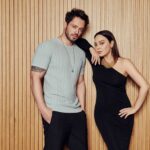 Ebru Gündeş Instagram - Her zaman söylediğim gibi bütün başarılar müthiş bir ekiple sağlanır ve ben böyle bir ekibe sahip olduğum için çok şanslı olanlardanım… Bu single da ise; Çocukluğundan, daha doğrusu çocukluğumuzdan 😂 beri her zaman yanı başımızda olan bir yetenekle çalışmanın mutluluğu var😉 Efsane kapak fotolarımız @halilguzel objektifinden! Backstage resimlerimiz ise yeni ama çok başarılı @sekergokhann ‘den. İki hünerli el; Makyajım @barissahiin , saçlarım @ozgurbasboyuk 🙏🏼 Seçtikleri ve hazırladıkları kostümlerle beni ve işimizi en doğru şekilde yansıtmaya çalışan @deryablkn ve @yukselozgur iyi ki varsınız ... Olmazsa olmazlarım @ondersariahmet @berkerakca @promomedya ! ‘Gizli’ kahramanlarım @gizlimedya @serdarsaglam @tturgutyilmaz ve en büyük emekçilerim #Bluemusic ekibi! Son olarak tabi ki siz dinleyenlerimiz ve sevgili EGFC ... Bizlere, yaptığımız işimize, ürettiğimiz ve emek verdiğimiz her şeye duyduğunuz saygı ve kattığınız değer için sonsuz teşekkürler!