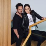Ebru Gündeş Instagram - Her zaman söylediğim gibi bütün başarılar müthiş bir ekiple sağlanır ve ben böyle bir ekibe sahip olduğum için çok şanslı olanlardanım… Bu single da ise; Çocukluğundan, daha doğrusu çocukluğumuzdan 😂 beri her zaman yanı başımızda olan bir yetenekle çalışmanın mutluluğu var😉 Efsane kapak fotolarımız @halilguzel objektifinden! Backstage resimlerimiz ise yeni ama çok başarılı @sekergokhann ‘den. İki hünerli el; Makyajım @barissahiin , saçlarım @ozgurbasboyuk 🙏🏼 Seçtikleri ve hazırladıkları kostümlerle beni ve işimizi en doğru şekilde yansıtmaya çalışan @deryablkn ve @yukselozgur iyi ki varsınız ... Olmazsa olmazlarım @ondersariahmet @berkerakca @promomedya ! ‘Gizli’ kahramanlarım @gizlimedya @serdarsaglam @tturgutyilmaz ve en büyük emekçilerim #Bluemusic ekibi! Son olarak tabi ki siz dinleyenlerimiz ve sevgili EGFC ... Bizlere, yaptığımız işimize, ürettiğimiz ve emek verdiğimiz her şeye duyduğunuz saygı ve kattığınız değer için sonsuz teşekkürler!