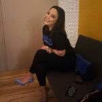 Ebru Gündeş Instagram - Bu kadar yüzümü güldüren şey albüme çok güzel bir şarkı daha söyleyecek olmamdı 🥰 Ebru'nun stüdyo halleri 😉 #tbt