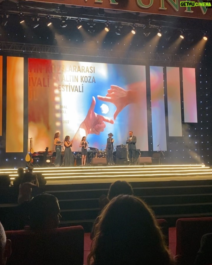 Ece Yüksel - 6.1K Likes - 29. Adana Altın Koza Film Festivali’nde en iyi kadın oyuncu ödülünü kazanmanın gururunu yaşıyorum! Filmimiz @elailehilmiveali_themovie 7 ödül kazandı çok mutluyuz 🎈
Ayrıca elbisem için @shop_loveonfriday ve saç aksesuarım için @elipeacock ‘a çok teşekkürler 🥰
I won the best actress award in 29th International Adana Film Festival and i’m very proud! Our film @elailehilmiveali_themovie won 7 awards , we couldn’t be happier 🎈
Ik heb de beste actrice prijs gewonnen op het Internationale Adana Film Festival en ik ben super trots! Onze film @elailehilmiveali_themovie heeft 7 prijzen gewonnen, we zijn heel blij 🎈