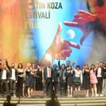 Ece Yüksel Instagram – 29. Adana Altın Koza Film Festivali’nde en iyi kadın oyuncu ödülünü kazanmanın gururunu yaşıyorum! Filmimiz @elailehilmiveali_themovie 7 ödül kazandı çok mutluyuz 🎈
Ayrıca elbisem için @shop_loveonfriday ve saç aksesuarım için @elipeacock ‘a çok teşekkürler 🥰
I won the best actress award in 29th International Adana Film Festival and i’m very proud! Our film @elailehilmiveali_themovie won 7 awards , we couldn’t be happier 🎈 
Ik heb de beste actrice prijs gewonnen op het Internationale Adana Film Festival en ik ben super trots! Onze film @elailehilmiveali_themovie heeft 7 prijzen gewonnen, we zijn heel blij 🎈 Adana, Turkey