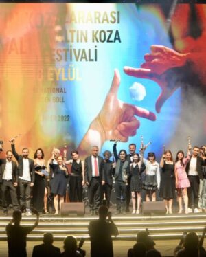 Ece Yüksel Instagram - 29. Adana Altın Koza Film Festivali’nde en iyi kadın oyuncu ödülünü kazanmanın gururunu yaşıyorum! Filmimiz @elailehilmiveali_themovie 7 ödül kazandı çok mutluyuz 🎈
Ayrıca elbisem için @shop_loveonfriday ve saç aksesuarım için @elipeacock ‘a çok teşekkürler 🥰
I won the best actress award in 29th International Adana Film Festival and i’m very proud! Our film @elailehilmiveali_themovie won 7 awards , we couldn’t be happier 🎈 
Ik heb de beste actrice prijs gewonnen op het Internationale Adana Film Festival en ik ben super trots! Onze film @elailehilmiveali_themovie heeft 7 prijzen gewonnen, we zijn heel blij 🎈