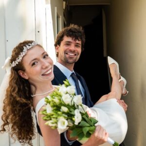 Ece Yüksel Instagram - 03.08.2022 ❤️ 
Biz evlendik 🎈 We got married 
Seneye düğünümüzde tüm sevdiklerimizle bu günü kutlayacağız.
Photo by @richy_monkey