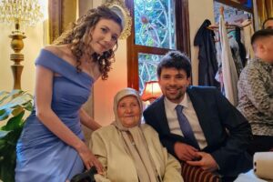 Ece Yüksel Instagram - 4 Haziran’da nişanlandık 💕 nice mutlu, birbirimize böyle sevgiyle baktığımız yıllarımız olsun. Bu özel günümüzde yanımızda olan ailemize ve sevdiklerimize teşekkür ederiz 🌸 We got engaged on 4th of June 💕 I wish we’ll have many years together full of love and happiness. We would like to thank our family members for being with us on our special day 🌸
