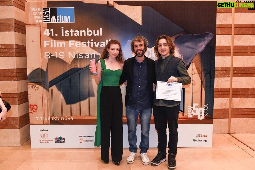 Ece Yüksel Instagram - 41. İstanbul Film Festivali’nden en iyi kadın oyuncu ödülünü kazandım 🎈 çok mutlu ve gururluyum. Başta yönetmenimiz Ziya Demirel’e sonra tüm film ekibimize teşekkürler. I won the best actress award at the 41st Istanbul Film festival, i’m very happy and proud. Thanks to our director Ziya Demirel and our crew. Ayrıca kıyafetim için anneciğime, saçım ve makyajım için @esmaekeskin e teşekkürler ❤