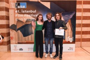 Ece Yüksel Instagram - 41. İstanbul Film Festivali’nden en iyi kadın oyuncu ödülünü kazandım 🎈 çok mutlu ve gururluyum. Başta yönetmenimiz Ziya Demirel’e sonra tüm film ekibimize teşekkürler. 
I won the best actress award at the 41st Istanbul Film festival, i’m very happy and proud. Thanks to our director Ziya Demirel and our crew. 

Ayrıca kıyafetim için anneciğime, saçım ve makyajım için @esmaekeskin e teşekkürler ❤️