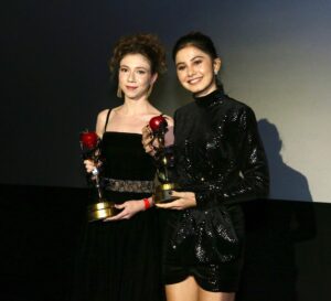 Ece Yüksel Instagram - 21. Frankfurt Türk Filmleri Festivali’nden Kız Kardeşler Filmiyle en iyi kadın oyuncu ödülü kazandım, ne büyük mutluluk ne büyük gurur! Teşekkürler @turkfilmfestivalifrankfurt ve teşekkürler jüri üyeleri 🎈