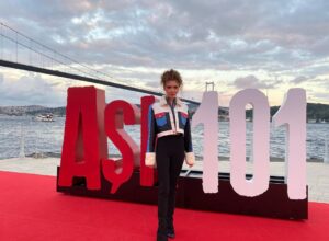 Ece Yüksel Instagram - Aşk 101 2. sezon şimdi Netflix’te! Dün gece de çok keyifliydi. Teşekkürler @netflixturkiye 
Bir parçası olmaktan gurur ve mutluluk duyduğum bir iş oldu ❤️ 

Love 101 Season 2 is on Netflix now!

Ve diğer teşekkürler de;
Styling @arslanerseyma 
Ceket @outkastpeople 
Top @houseofantidote 
Takılar @epicene 
Saç @talatkivrak 
Makyaj @barisyilmmaz