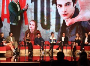 Ece Yüksel Instagram - Aşk 101 2. sezon şimdi Netflix’te! Dün gece de çok keyifliydi. Teşekkürler @netflixturkiye 
Bir parçası olmaktan gurur ve mutluluk duyduğum bir iş oldu ❤️ 

Love 101 Season 2 is on Netflix now!

Ve diğer teşekkürler de;
Styling @arslanerseyma 
Ceket @outkastpeople 
Top @houseofantidote 
Takılar @epicene 
Saç @talatkivrak 
Makyaj @barisyilmmaz