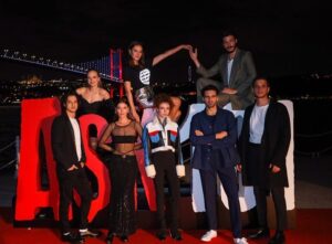 Ece Yüksel Instagram - Aşk 101 2. sezon şimdi Netflix’te! Dün gece de çok keyifliydi. Teşekkürler @netflixturkiye 
Bir parçası olmaktan gurur ve mutluluk duyduğum bir iş oldu ❤️ 

Love 101 Season 2 is on Netflix now!

Ve diğer teşekkürler de;
Styling @arslanerseyma 
Ceket @outkastpeople 
Top @houseofantidote 
Takılar @epicene 
Saç @talatkivrak 
Makyaj @barisyilmmaz