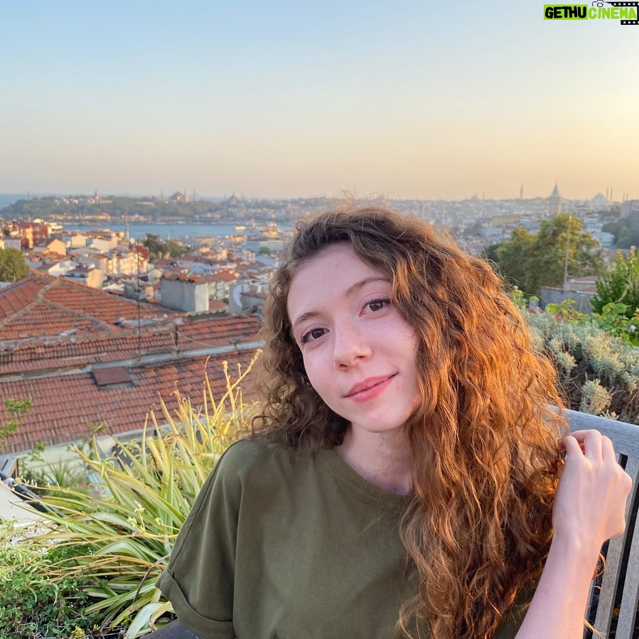 Ece Yüksel - 4.4K Likes - Batarken güneş ardından tepelerin