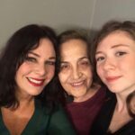 Ece Yüksel Instagram - Canım Hale Ablam benim ❤️ Sen benim için benden de genç enerjili, omzunu açıp cilveleşen, kahkahalar atan, sürekli ışıldayan ve bana çok şey öğreten Hale Ablam olarak kalacaksın. Oyundaki şarkı partnerim, çiçeklerin Azra’sı, Hale Ablacığım seni çok seviyorum nur içinde yat.