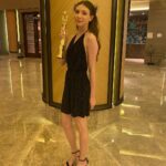 Ece Yüksel Instagram - 29. Adana Altın Koza Film Festivali’nde en iyi kadın oyuncu ödülünü kazanmanın gururunu yaşıyorum! Filmimiz @elailehilmiveali_themovie 7 ödül kazandı çok mutluyuz 🎈 Ayrıca elbisem için @shop_loveonfriday ve saç aksesuarım için @elipeacock ‘a çok teşekkürler 🥰 I won the best actress award in 29th International Adana Film Festival and i’m very proud! Our film @elailehilmiveali_themovie won 7 awards , we couldn’t be happier 🎈 Ik heb de beste actrice prijs gewonnen op het Internationale Adana Film Festival en ik ben super trots! Onze film @elailehilmiveali_themovie heeft 7 prijzen gewonnen, we zijn heel blij 🎈 Adana, Turkey