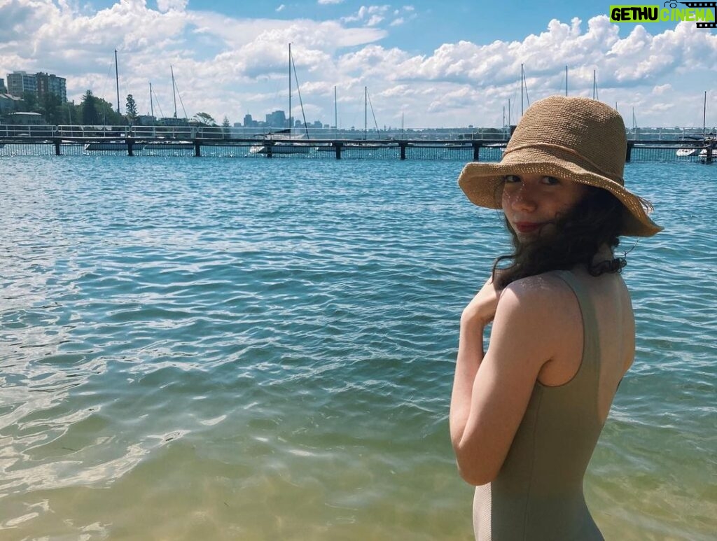 Ece Yüksel Instagram - Aralık’ta denize de girdik @burcugolgedar 👒☀️ Red Leaf Beach