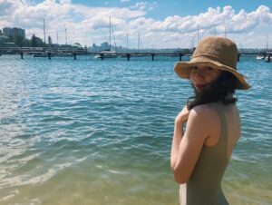 Ece Yüksel Instagram - Aralık’ta denize de girdik @burcugolgedar 👒☀️