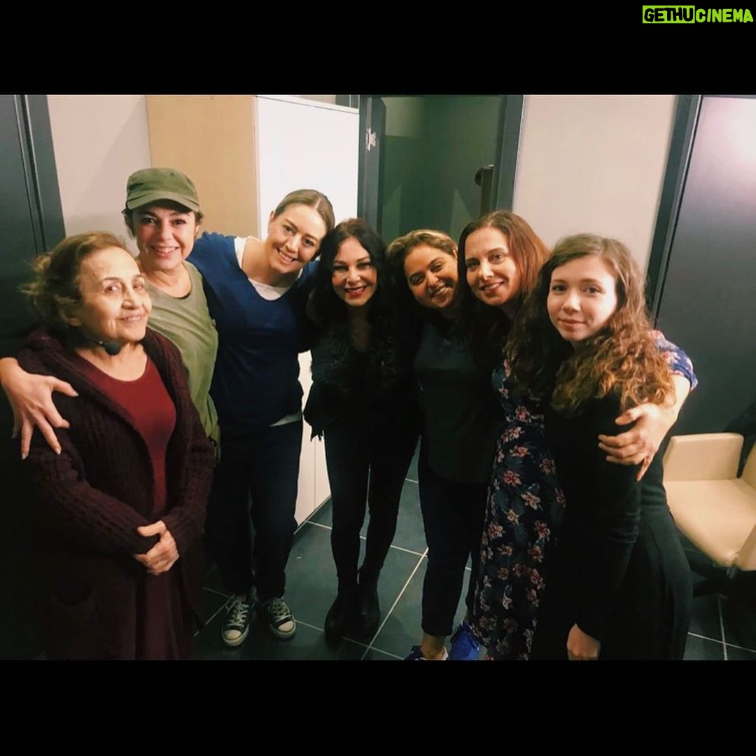 Ece Yüksel Instagram - Canım Hale Ablam benim ❤️ Sen benim için benden de genç enerjili, omzunu açıp cilveleşen, kahkahalar atan, sürekli ışıldayan ve bana çok şey öğreten Hale Ablam olarak kalacaksın. Oyundaki şarkı partnerim, çiçeklerin Azra’sı, Hale Ablacığım seni çok seviyorum nur içinde yat.