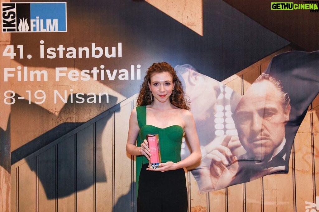 Ece Yüksel Instagram - 41. İstanbul Film Festivali’nden en iyi kadın oyuncu ödülünü kazandım 🎈 çok mutlu ve gururluyum. Başta yönetmenimiz Ziya Demirel’e sonra tüm film ekibimize teşekkürler. I won the best actress award at the 41st Istanbul Film festival, i’m very happy and proud. Thanks to our director Ziya Demirel and our crew. Ayrıca kıyafetim için anneciğime, saçım ve makyajım için @esmaekeskin e teşekkürler ❤