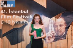 Ece Yüksel Instagram - 41. İstanbul Film Festivali’nden en iyi kadın oyuncu ödülünü kazandım 🎈 çok mutlu ve gururluyum. Başta yönetmenimiz Ziya Demirel’e sonra tüm film ekibimize teşekkürler. 
I won the best actress award at the 41st Istanbul Film festival, i’m very happy and proud. Thanks to our director Ziya Demirel and our crew. 

Ayrıca kıyafetim için anneciğime, saçım ve makyajım için @esmaekeskin e teşekkürler ❤️