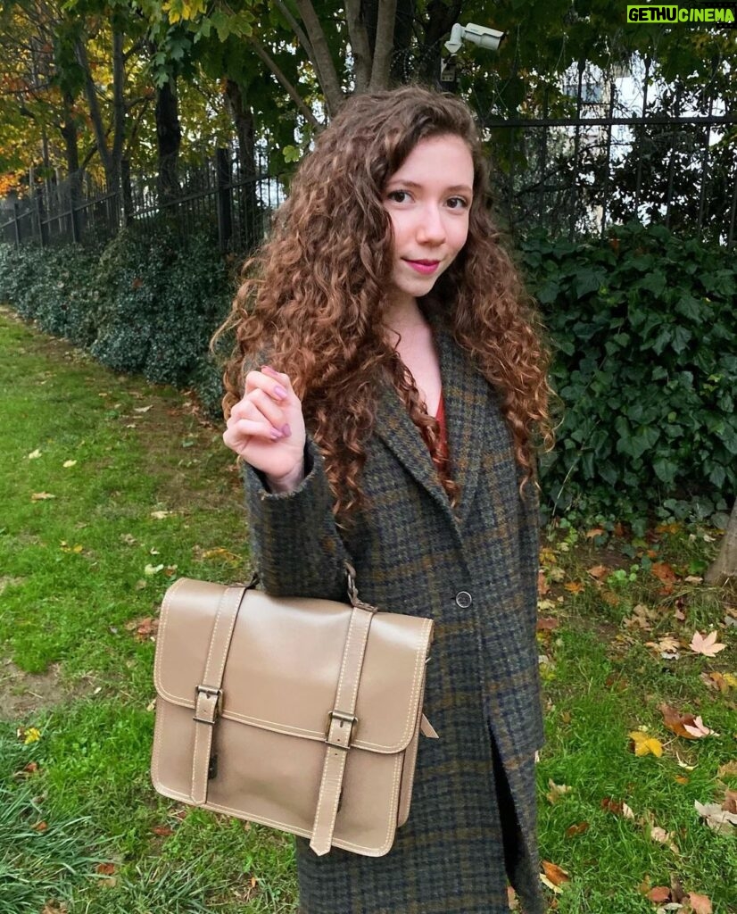 Ece Yüksel Instagram - I love autumn 🍂 And i love my bag @montecristoderi thank you 🧡