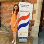 Ece Yüksel Instagram - Hollanda vatandaşı olma postumdur, artık bir çifte vatandaşım 🎈 Vatandaşlık seremonisi de mikrofonu kendine çevirip poz vermek için uygun bir ortamdır. Teşekkürler Hollanda 🧡 . I’m officially Dutch and Turkish now! Surely i’ll take my time for a picture moment. Dankjewel #nederland 🧡 Museum Speelklok