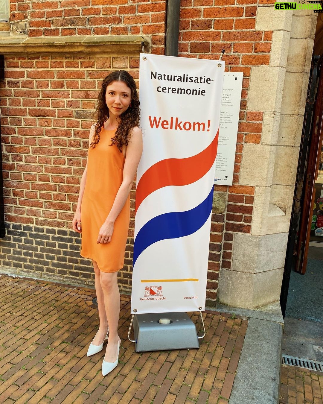 Ece Yüksel Instagram - Hollanda vatandaşı olma postumdur, artık bir çifte vatandaşım 🎈 Vatandaşlık seremonisi de mikrofonu kendine çevirip poz vermek için uygun bir ortamdır. Teşekkürler Hollanda 🧡 . I’m officially Dutch and Turkish now! Surely i’ll take my time for a picture moment. Dankjewel #nederland 🧡 Museum Speelklok