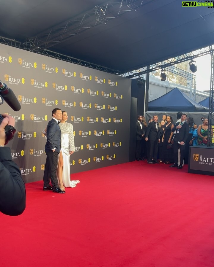 Ed Westwick Instagram - @bafta weekend photo roundup. @moalturki @iamamyjackson there’s no better company ! Congratulations to all the nominees and winners! It’s been such an amazing year for films! I still have so many to see though! Xx Royal Festival Hall