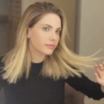 Eda Ece Instagram – Aşırı ısı hasarına neden olmadan saçlarımı kurutmamı sağlayan Dyson Supersonic, düzleştirirken veya şekillendirirken saçın parlaklığını koruyarak bana harika sonuçlar sunan Dyson Corrale her zaman benimle. #dysonhair @dysonhair 💜