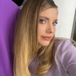 Eda Ece Instagram – Buaralar mor görünce ben! 👀 @moonmilkcomtr 💜