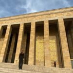 Eda Ece Instagram – Bugün sizleri görmek çok güzeldi. Yurtlara yerleştirilen vatandaşlarımızı ziyaret ettik. Hastanede yatan çocukları ziyaret ettik @ucimorgtr işbirliği için teşekkür ederiz. Yarın başka ilde devam edeceğiz. Yanınızda olduğumuzu hissettirmeye çalıştık, başka bir amacımız yok. Size bizi 6 yıldır izlediğiniz için gönül borcumuz var. Duygusal olarak o kadar yara aldımki bu ay, ne yapsam az kalıyor sanki panik halim geçmiyor. Çekilen acılara empati yaptıkça huzur içinde yaşayamıyorum. Sırtım boynum gerçek anlamda büküldü. Duyduğum hikayelerle kalbim kırıldı. Hepinizin bildiği en sevdiğim şey olan mizah bile çaresiz, iyileştirmiyor. Sevgili Ata’mın huzuruna çıkınca bugün, bütün bu dolmuşlukla gözyaşlarımı tutamadım. Böyle duygusal bir ay geçirirken Anıtkabir’de olmak çok iyi geldi. Ata’m bugün deftere sana yazı yazarken ellerim titredi, kelimelerime zor nokta koydum. Emanetine iyi bakıyor muyuz diye düşündüm. Bu güzel ülke için sana minnettarız. Emanetin olan Türkiye Cumhuriyeti sonsuza dek yaşayacaktır, bizler buradayız. ♾️♥️🇹🇷 Huzur içinde uyu Atam… 🌹 Her şey tekrar iyi olacak. Elbirliği ile🙏🏻🇹🇷❤️