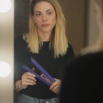 Eda Ece Instagram - Canım #Dyson'ım♥️ Set ve günlük işlerim arasında yoğun bir tempodayken saçlarımın stili tabii ki @dysonhair emanet! Özellikle kablosuz kullanımıyla dilediğim yerde bana saçlarımı düzleştirme imkanı sağlayan Dyson Corrale olmazsa olmazım. Vinca mavisi ve Rose renklerindeki özel seri, Sevgililer Günü için hediye düşünenlere benden en güzel öneri olsun diyelim!💙 #reklam @dysonhair #dysonhair