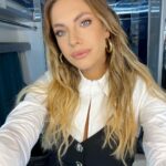 Eda Ece Instagram - Fragman çıktığına göre, o gün hazırlık sırasında karavanda çektiğim bir selfieyi de paylaşayım! Renk bile yapmadım çünkü hiçbişeye ihtiyacım yok eğer yanımda @melisilkkilic @mutluahmet.sinan @ayybuke varsa! Canım arkadaşlarım ne zaman istesem yanımdalar🥹😍🙏🏻♥️💐