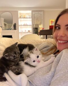 Eda Ece Instagram - Setten eve gelince Matilda'nın çocuklarına ben bakıyorum nöbet değişimi😻