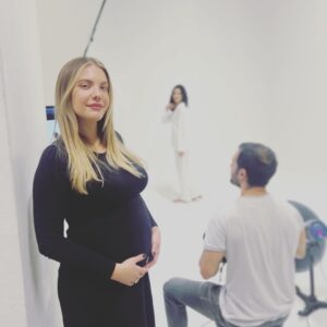 Eda Ece Instagram - Bu hamile neler yapıyor yakında:) 🌙🥛 Takip edin #follow @moonmilkcomtr #comingsoon ✨🔜😍💜