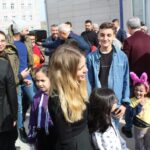 Eda Ece Instagram – Bugün sizleri görmek çok güzeldi. Yurtlara yerleştirilen vatandaşlarımızı ziyaret ettik. Hastanede yatan çocukları ziyaret ettik @ucimorgtr işbirliği için teşekkür ederiz. Yarın başka ilde devam edeceğiz. Yanınızda olduğumuzu hissettirmeye çalıştık, başka bir amacımız yok. Size bizi 6 yıldır izlediğiniz için gönül borcumuz var. Duygusal olarak o kadar yara aldımki bu ay, ne yapsam az kalıyor sanki panik halim geçmiyor. Çekilen acılara empati yaptıkça huzur içinde yaşayamıyorum. Sırtım boynum gerçek anlamda büküldü. Duyduğum hikayelerle kalbim kırıldı. Hepinizin bildiği en sevdiğim şey olan mizah bile çaresiz, iyileştirmiyor. Sevgili Ata’mın huzuruna çıkınca bugün, bütün bu dolmuşlukla gözyaşlarımı tutamadım. Böyle duygusal bir ay geçirirken Anıtkabir’de olmak çok iyi geldi. Ata’m bugün deftere sana yazı yazarken ellerim titredi, kelimelerime zor nokta koydum. Emanetine iyi bakıyor muyuz diye düşündüm. Bu güzel ülke için sana minnettarız. Emanetin olan Türkiye Cumhuriyeti sonsuza dek yaşayacaktır, bizler buradayız. ♾️♥️🇹🇷 Huzur içinde uyu Atam… 🌹 Her şey tekrar iyi olacak. Elbirliği ile🙏🏻🇹🇷❤️