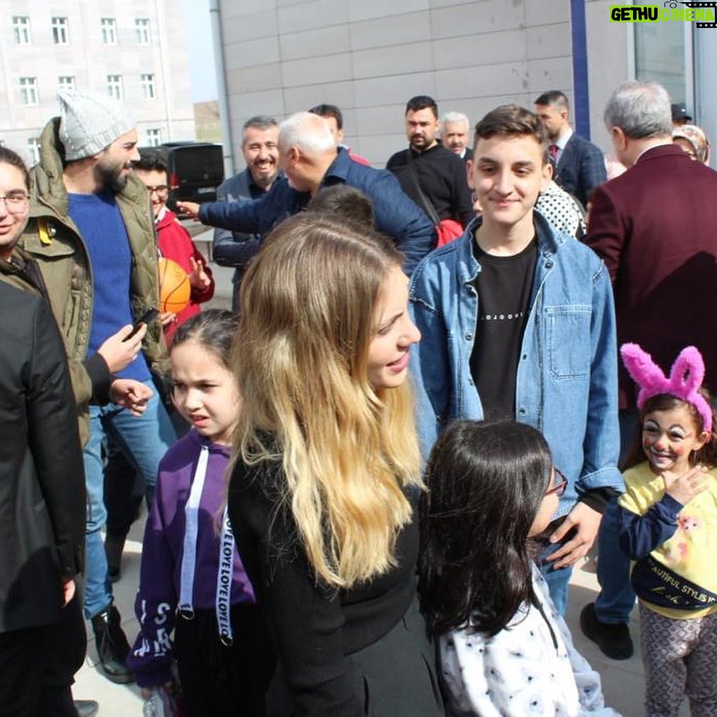Eda Ece - 668K Likes - Bugün sizleri görmek çok güzeldi. Yurtlara yerleştirilen vatandaşlarımızı ziyaret ettik. Hastanede yatan çocukları ziyaret ettik @ucimorgtr işbirliği için teşekkür ederiz. Yarın başka ilde devam edeceğiz. Yanınızda olduğumuzu hissettirmeye çalıştık, başka bir amacımız yok. Size bizi 6 yıldır izlediğiniz için gönül borcumuz var. Duygusal olarak o kadar yara aldımki bu ay, ne yapsam az kalıyor sanki panik halim geçmiyor. Çekilen acılara empati yaptıkça huzur içinde yaşayamıyorum. Sırtım boynum gerçek anlamda büküldü. Duyduğum hikayelerle kalbim kırıldı. Hepinizin bildiği en sevdiğim şey olan mizah bile çaresiz, iyileştirmiyor. Sevgili Ata'mın huzuruna çıkınca bugün, bütün bu dolmuşlukla gözyaşlarımı tutamadım. Böyle duygusal bir ay geçirirken Anıtkabir'de olmak çok iyi geldi. Ata'm bugün deftere sana yazı yazarken ellerim titredi, kelimelerime zor nokta koydum. Emanetine iyi bakıyor muyuz diye düşündüm. Bu güzel ülke için sana minnettarız. Emanetin olan Türkiye Cumhuriyeti sonsuza dek yaşayacaktır, bizler buradayız. ♾️♥️🇹🇷 Huzur içinde uyu Atam... 🌹 Her şey tekrar iyi olacak. Elbirliği ile🙏🏻🇹🇷❤️