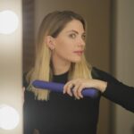 Eda Ece Instagram - Canım #Dyson'ım♥️ Set ve günlük işlerim arasında yoğun bir tempodayken saçlarımın stili tabii ki @dysonhair emanet! Özellikle kablosuz kullanımıyla dilediğim yerde bana saçlarımı düzleştirme imkanı sağlayan Dyson Corrale olmazsa olmazım. Vinca mavisi ve Rose renklerindeki özel seri, Sevgililer Günü için hediye düşünenlere benden en güzel öneri olsun diyelim!💙 #reklam @dysonhair #dysonhair
