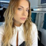 Eda Ece Instagram - Fragman çıktığına göre, o gün hazırlık sırasında karavanda çektiğim bir selfieyi de paylaşayım! Renk bile yapmadım çünkü hiçbişeye ihtiyacım yok eğer yanımda @melisilkkilic @mutluahmet.sinan @ayybuke varsa! Canım arkadaşlarım ne zaman istesem yanımdalar🥹😍🙏🏻♥️💐