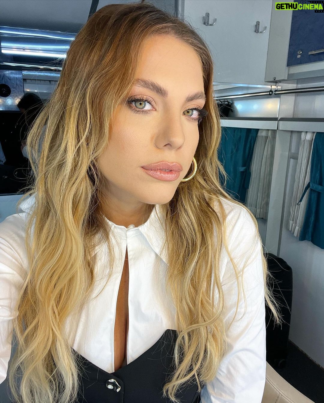 Eda Ece Instagram - Fragman çıktığına göre, o gün hazırlık sırasında karavanda çektiğim bir selfieyi de paylaşayım! Renk bile yapmadım çünkü hiçbişeye ihtiyacım yok eğer yanımda @melisilkkilic @mutluahmet.sinan @ayybuke varsa! Canım arkadaşlarım ne zaman istesem yanımdalar🥹😍🙏🏻♥️💐