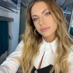 Eda Ece Instagram - Fragman çıktığına göre, o gün hazırlık sırasında karavanda çektiğim bir selfieyi de paylaşayım! Renk bile yapmadım çünkü hiçbişeye ihtiyacım yok eğer yanımda @melisilkkilic @mutluahmet.sinan @ayybuke varsa! Canım arkadaşlarım ne zaman istesem yanımdalar🥹😍🙏🏻♥️💐