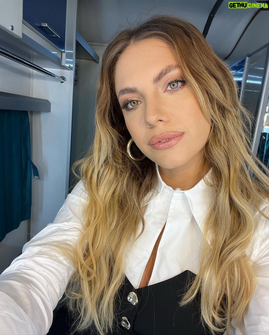 Eda Ece Instagram - Fragman çıktığına göre, o gün hazırlık sırasında karavanda çektiğim bir selfieyi de paylaşayım! Renk bile yapmadım çünkü hiçbişeye ihtiyacım yok eğer yanımda @melisilkkilic @mutluahmet.sinan @ayybuke varsa! Canım arkadaşlarım ne zaman istesem yanımdalar🥹😍🙏🏻♥️💐