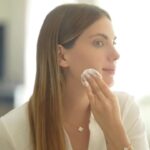 Eda Ece Instagram - Hassas cildimin ihtiyacı olan tüm ürünler Bioderma #Sensibio serisinde! 💖 Cilt bakım rutinimin olmazsa olmaz parçalarından bahsetmek istiyorum sizlere: 1. adım: Tabii ki vazgeçilmezim Sensibio H2O! Sensibio H2O ile cildimi derinlemesine temizliyorum. 2. adım: Yeni göz bebeğimiz Sensibio H2O Eye! Çift fazlı misel su teknolojisine sahip Sensibio H2O Eye ile suya dayanıklı göz ve dudak makyajımı çıkarırken içeriğindeki Provitamin B5 ile kirpiklerimi güçlendiriyorum! 3. adım: Sensibio Defensive Cream ile cildimi derinlemesine nemlendirerek cilt bakım rutinimi tamamlıyorum. Hassas cildimin vazgeçilmezi @biodermaturkiye 💗 #HassasTemizlik #GüçlüKirpikler #işbirliği